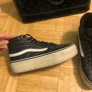 PLATFORM HIGH TOP BLACK VANS